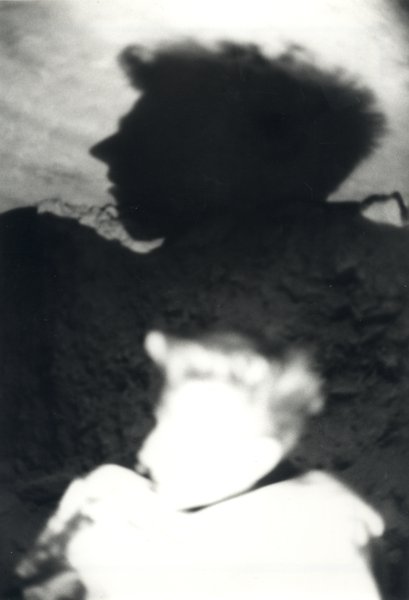 Ombre d’un homme sur un mur. Noir et blanc.