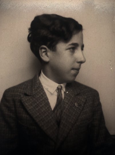 Portrait de profil d'un jeune homme en costume de tweed et cravate. Noir et blanc.ᴬᴵ