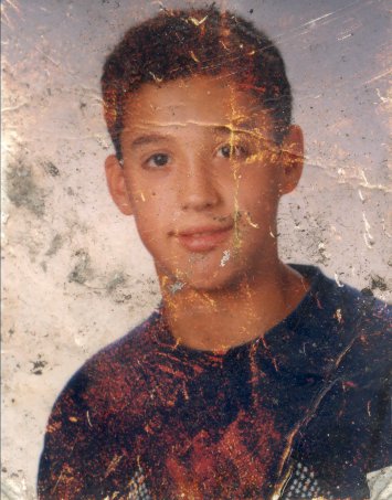 Visage de jeune garçon brun en sweat. Image avec rayures.