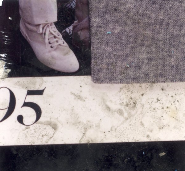 Pied avec une tennis blanc et inscription avec le nombre 95.