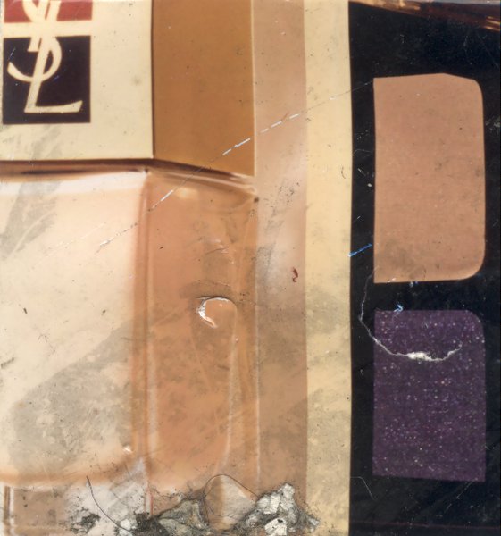 Boîte et flacon de parfum de la marque YSL. Fragment déchiré.ᴬᴵ