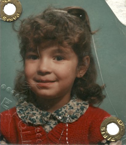 Visage de petite fille à chemise à collerette. Traces de poinçons.