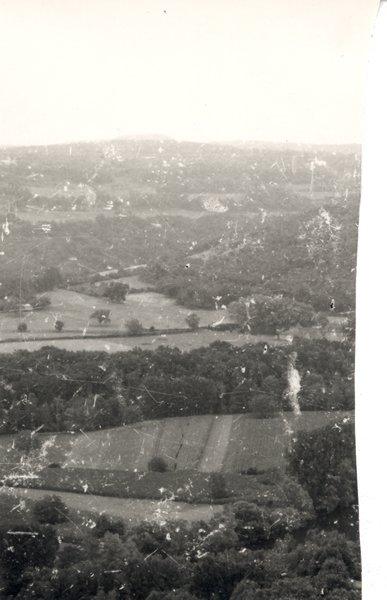 Paysage vu d’un sommet. Noir et blanc.