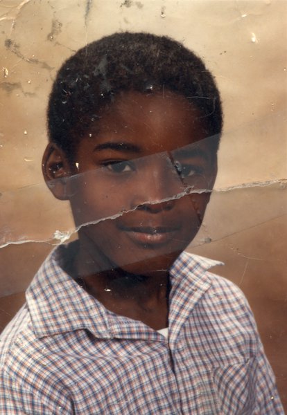 Visage de petit garçon à chemise à carreaux. Image avec pliure.