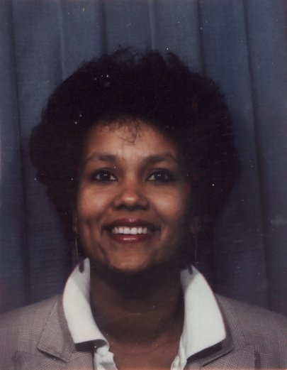 Visage de femme souriante en chemisette.