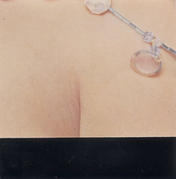 Gros plan sur un ventre avec collier pendentif. Fragment déchiré.ᴬᴵ