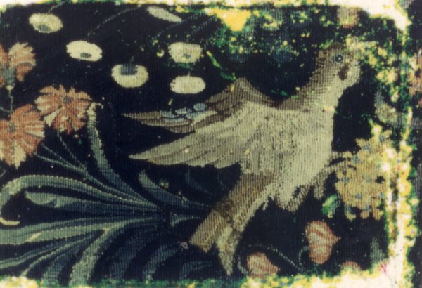 Tapisserie avec dessins de fleurs et d’oiseaux.