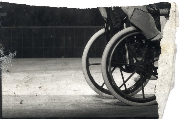 Roues de fauteuil roulant. Fragment.