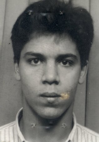 Visage de jeune homme brun. Noir et blanc.