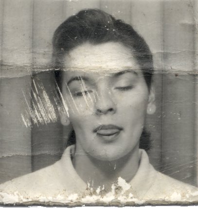 Visage de jeune femme yeux fermés avec un bout de langue sorti de la bouche. Noir et blanc.