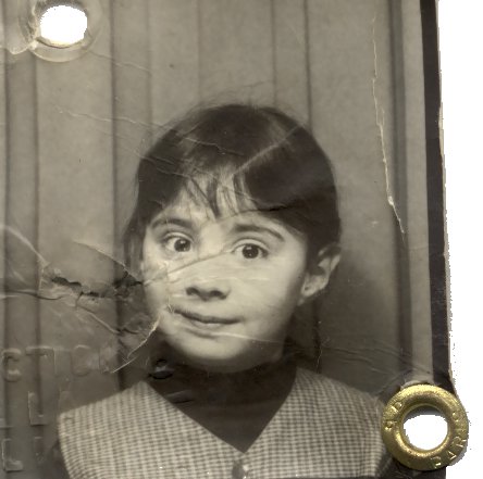 Visage de petite fille brune. Traces de poinçons. Noir et blanc.