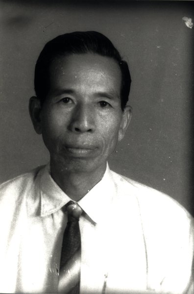 Visage d’homme avec cravate rayée. Noir et blanc.