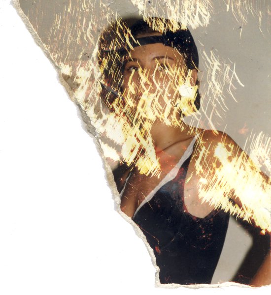 Femme en tee-shirt sans manche. Fragment.