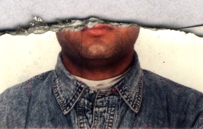 Menton et bouche d'un homme en chemise en jean. Fragment déchiré.ᴬᴵ