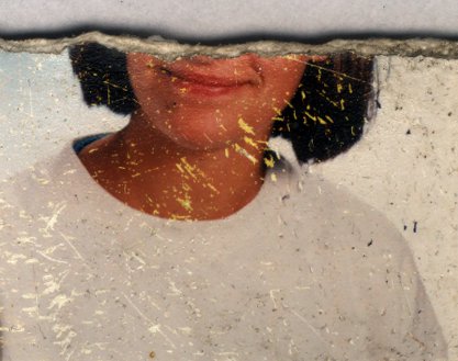 Bouche et menton d'une femme, haut blanc. Fragment déchiré.ᴬᴵ