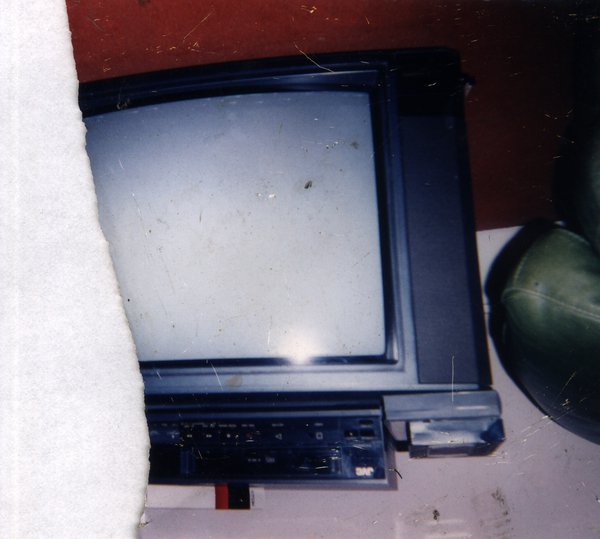 Gros plan sur un poste de télévision. Fragment déchiré.ᴬᴵ