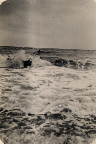 Vagues se brisant sur le rivage. Noir et blanc.ᴬᴵ