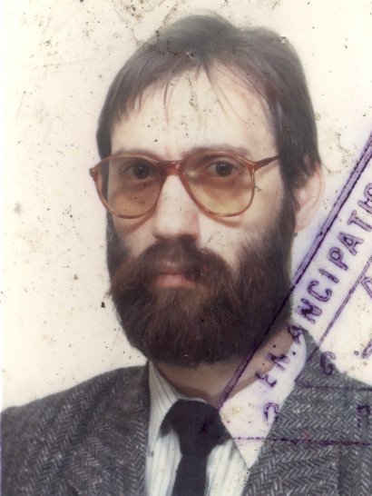 Visage d’homme barbu avec lunettes à verres fumées.