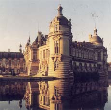 Château et étendue d’eau.