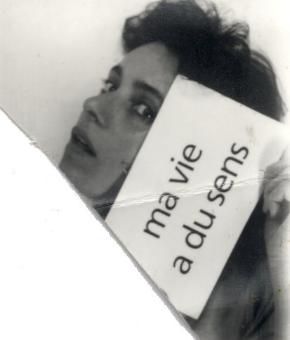 Femme brune de profil avec une pancarte portant l’inscription : « Ma vie a du sens ».