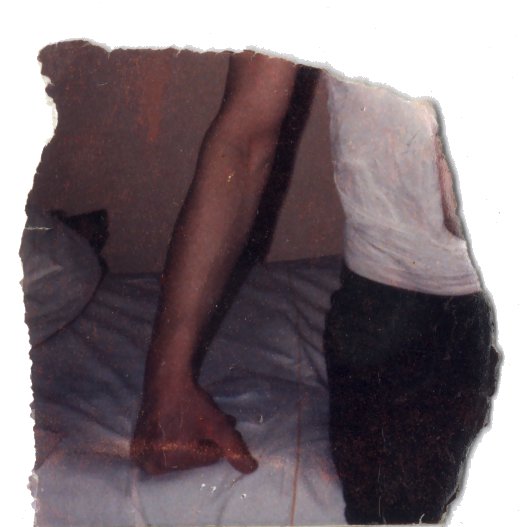 Bras et poing appuyés sur un lit. Fragment.