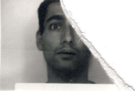 Visage de jeune homme brun.  Fragment.