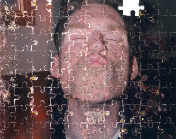Visage de jeune homme grimaçant. Image puzzle. Image avec salissure.