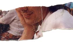 Main sur la joue d’un visage. Fragment.
