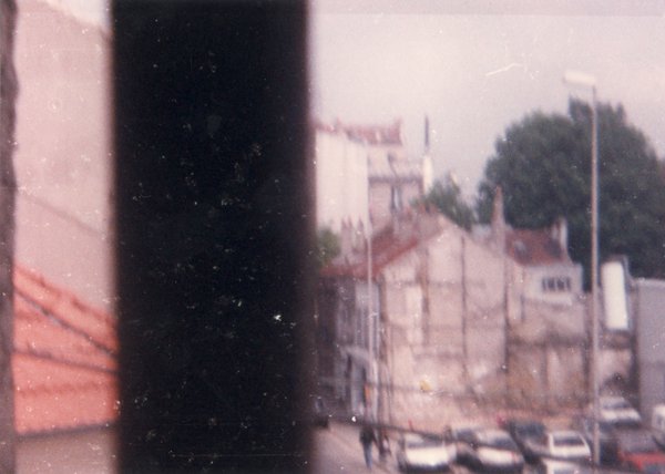 Toits, façades, et voitures garées.