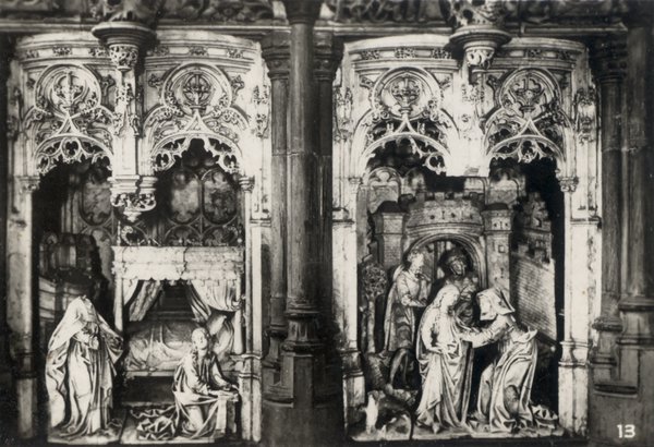 Sculptures en pierre ornées d'un retable religieux. Noir et blanc.ᴬᴵ