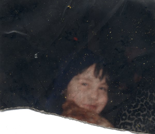 Visage d'un enfant à peine visible. Fragment très abîmé.ᴬᴵ