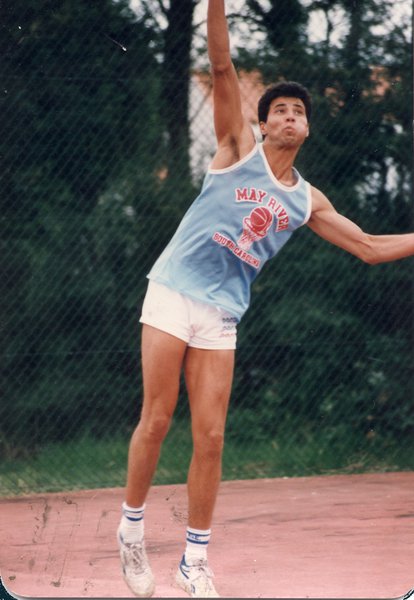 Saut d’un sportif en short.
