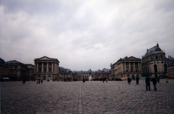 La cour pavée du château de Versailles.
