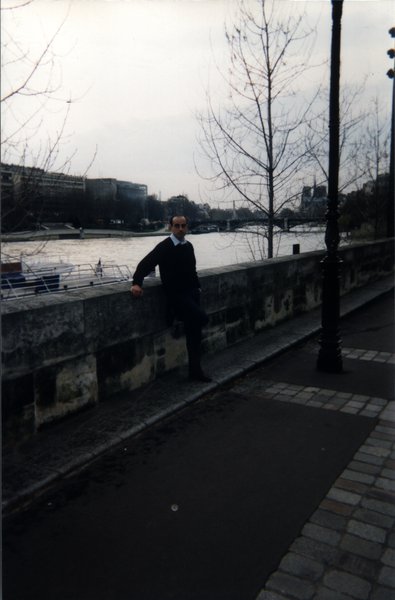Homme debout sur un quai au-dessus de la Seine à Paris.