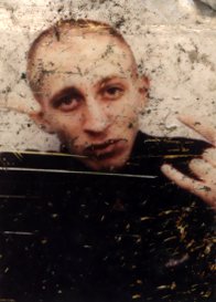 Visage d’homme au crâne dégarni.