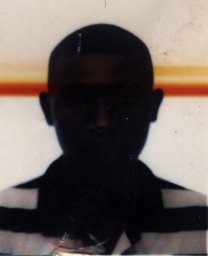 Visage et polo rayé.
