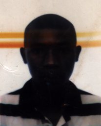 Visage et polo rayé.