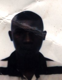 Visage et polo rayé.