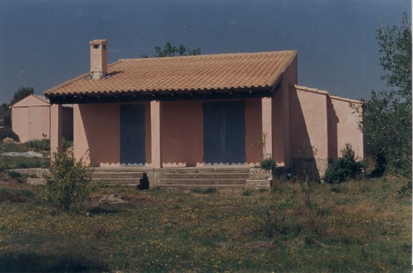 Maison provençale et ciel bleu.