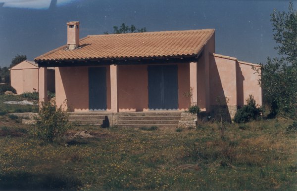 Maison provençale et ciel bleu.