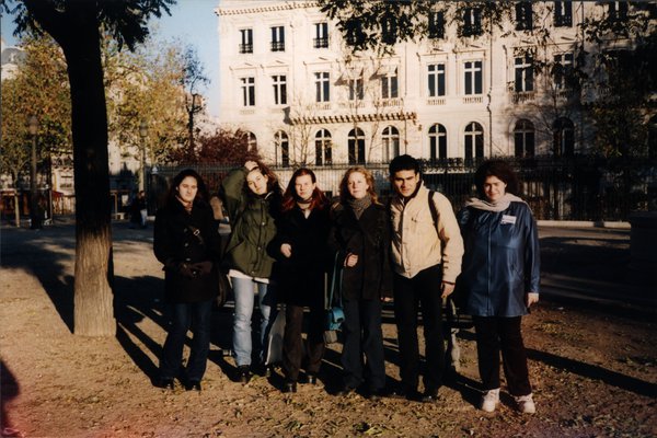 Groupe d’adolescents posant devant la façade d’une maison.