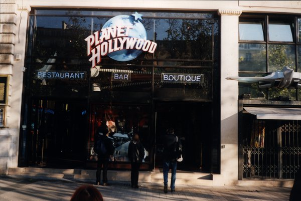 Devanture du restaurant, bar, boutique : Planet Hollywood.