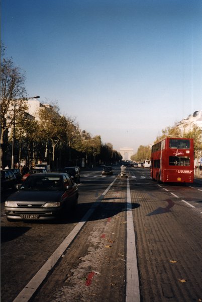 Avenue des Champs-Élysées à Paris et voitures.