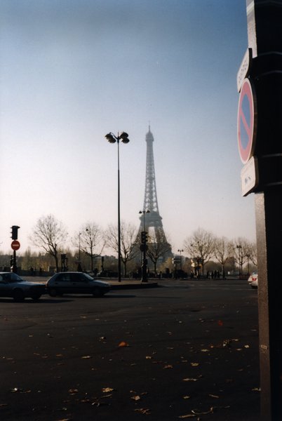 Chaussée et voitures, Tour Eiffel en arrière plan.