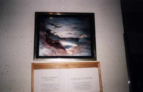 Un paysage et un texte sous cadres accroché au mur.