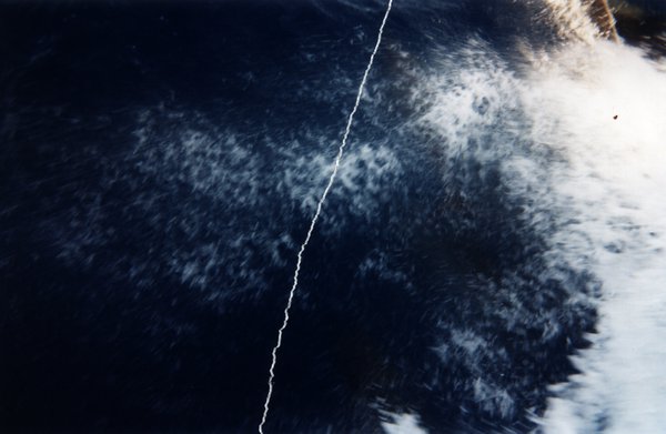 Mer et écume. Image déchirée, reconstituée.