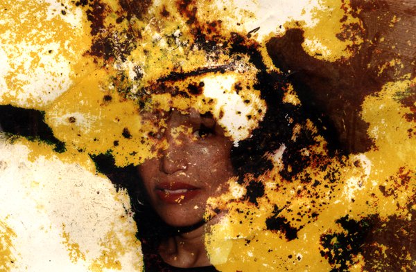 Visage de femme souriante. Image très abîmée