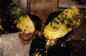Couple homme et femme souriant. Image très abîmée.