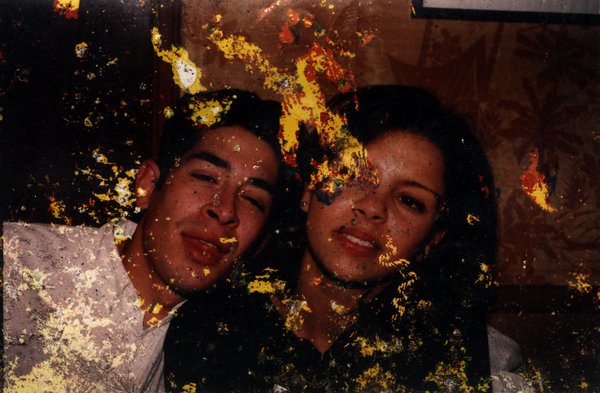 Visage d’un couple, homme et femme. Image abîmée.