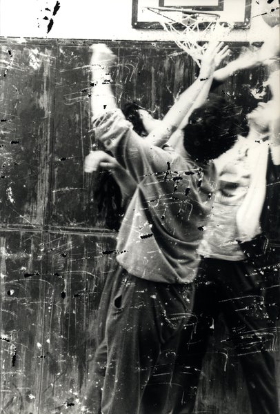 Joueurs de basket-ball sous le panier. Image très abîmée. Noir et blanc.ᴬᴵ